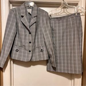 Women’s skirt suit. Size 10.